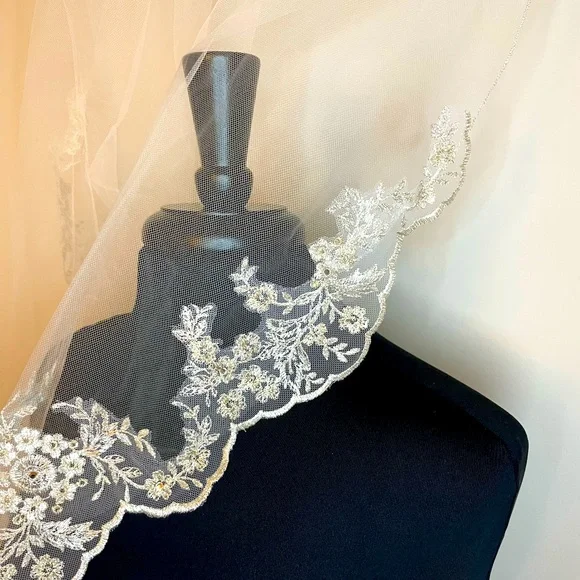 Scalloped Edge Lace Bridal Veil - Picture 7 of 16